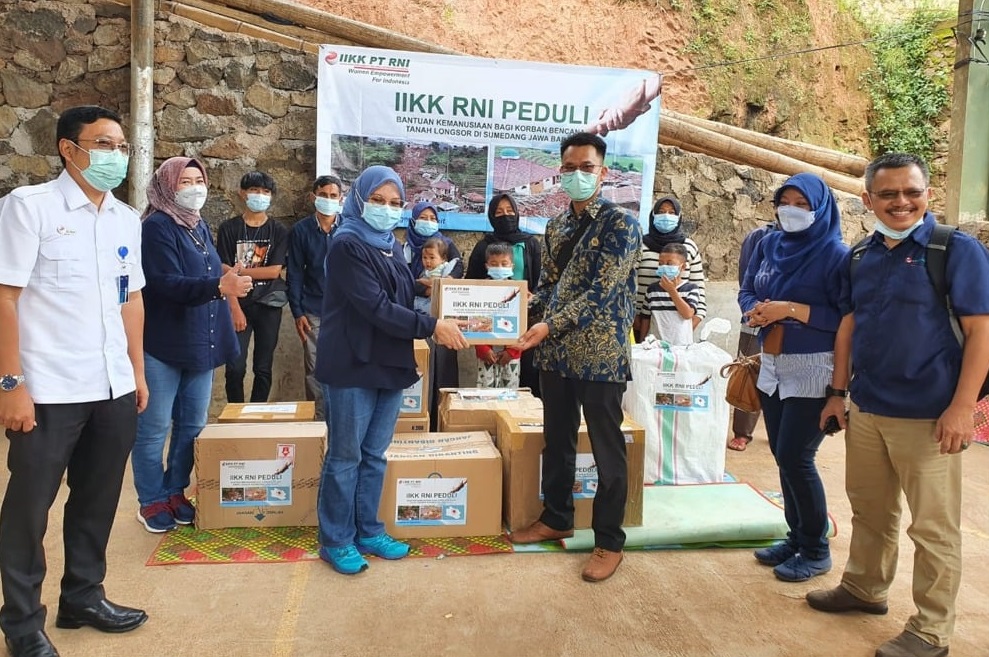 IIKK RNI Peduli Salurkan Bantuan bagi Korban Bencana Tanah Longsor di Sumedang, Jawa Barat