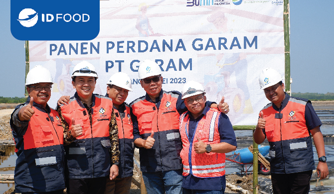 PT Garam Lakukan Kegiatan Panen Perdana Garam 2023 di Sampang – Madura.