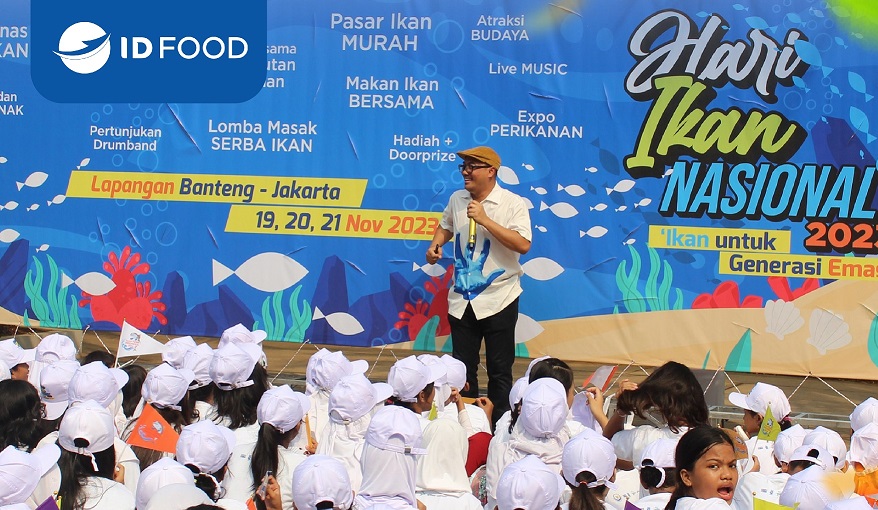PT Perikanan Indonesia Bagikan 650 Paket Ikan Kepada Siswa-Siswi SD