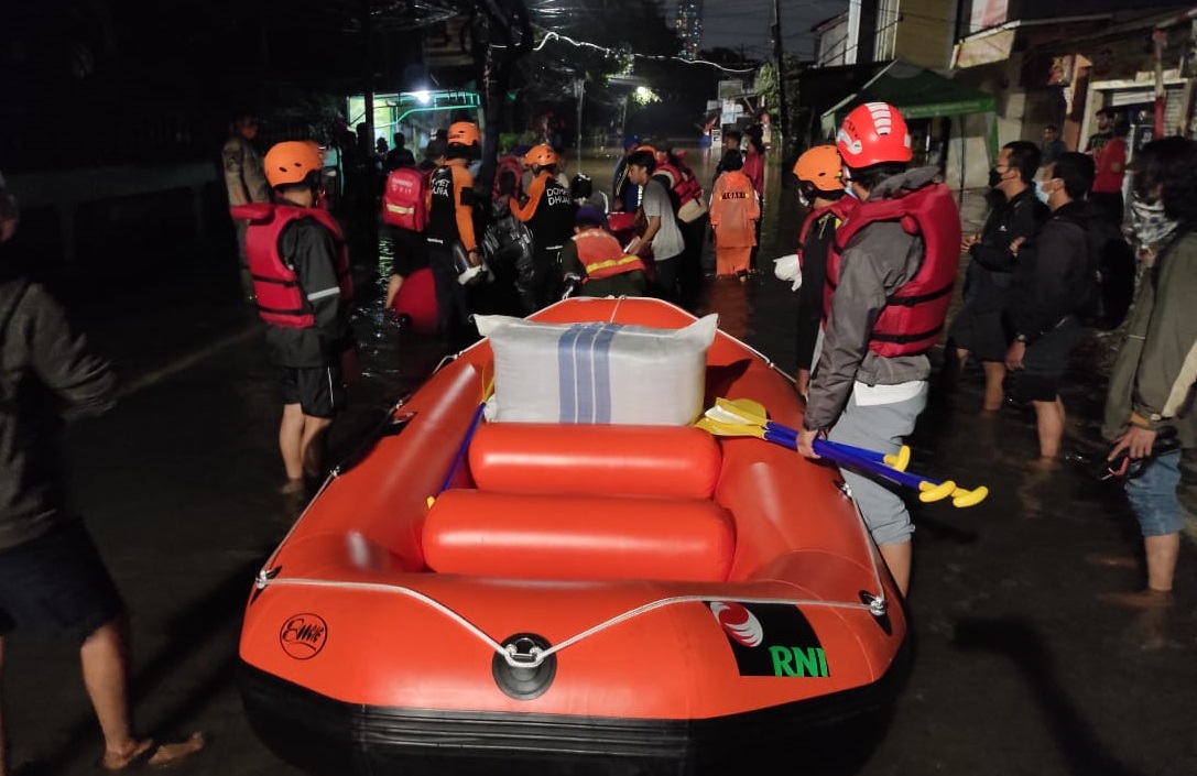 Respon Cepat Bencana Banjir Jabodetabek, RNI serahkan Bantuan Perahu Karet dan Logistik