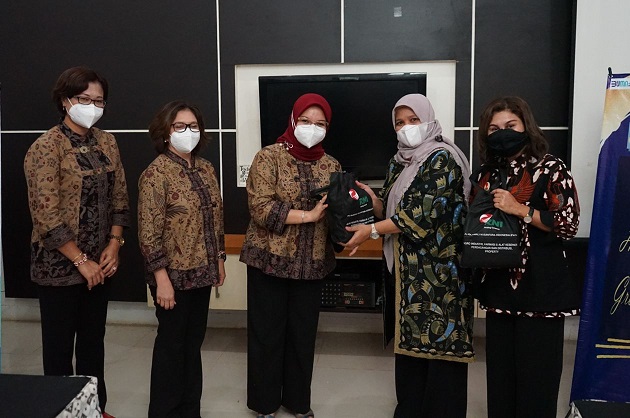 RNI gandeng Ikatan Istri Karyawan dan Karyawati (IIKK) RNI Group, Gelar Pelatihan Pembuatan Konektor Masker bagi Petani Tebu PG Jatitujuh